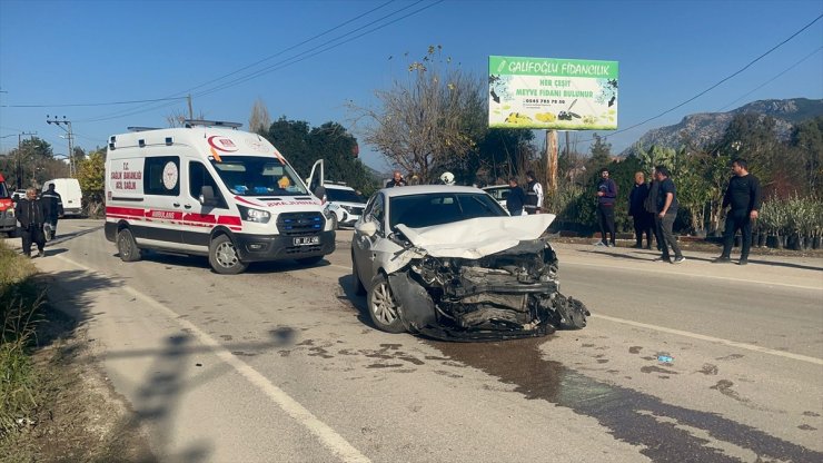 Adana'da cip ile otomobilin çarpıştığı kazada 4 kişi yaralandı