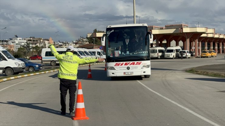 Adana'da yolcu otobüslerinde yılbaşı denetimi yapıldı