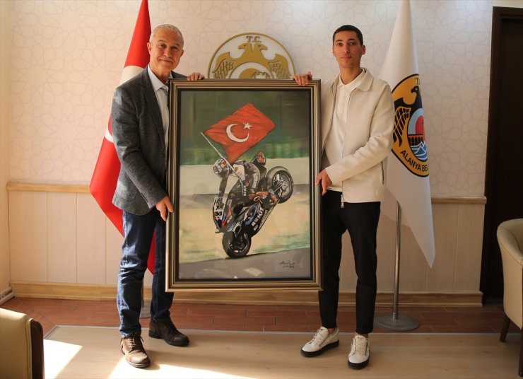 Alanya'da 2024 Dünya Superbike Şampiyonu Razgatlıoğlu'na "şehrin anahtarı" verildi