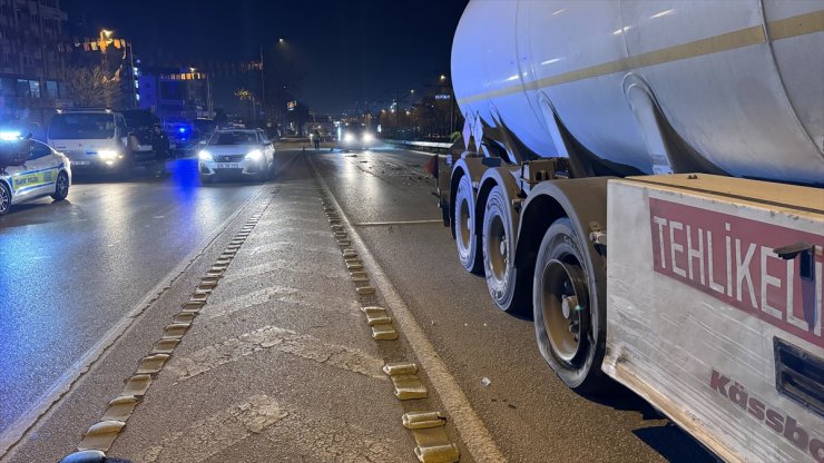 Bursa'da tankere çarpan otomobildeki 2 kişi yaralandı