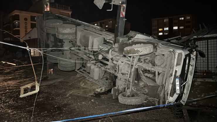 Karabük'te devrilen vincin operatörü yaralandı