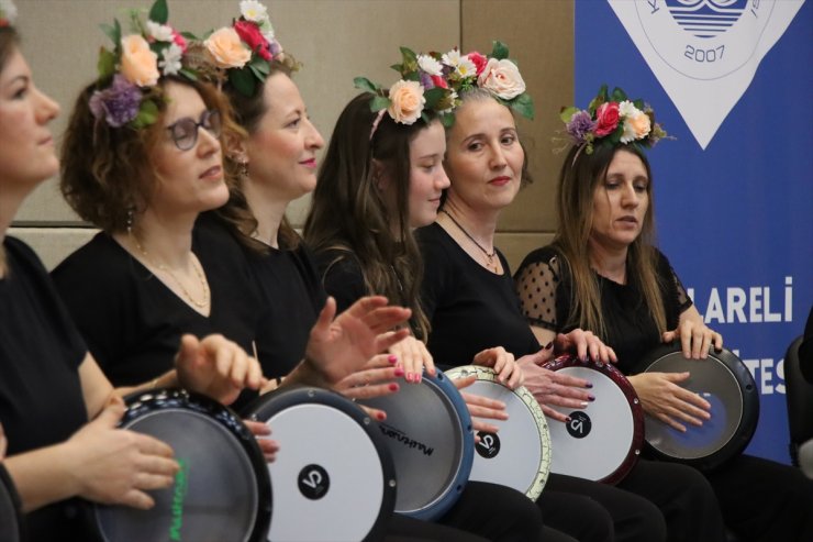 Kırklareli'nde darbuka eğitimi alan anne ve kızı aynı sahnede ritim tutuyor