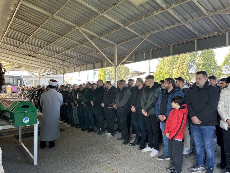 Sakarya'da eşi tarafından öldürülen kadın son yolculuğuna uğurlandı