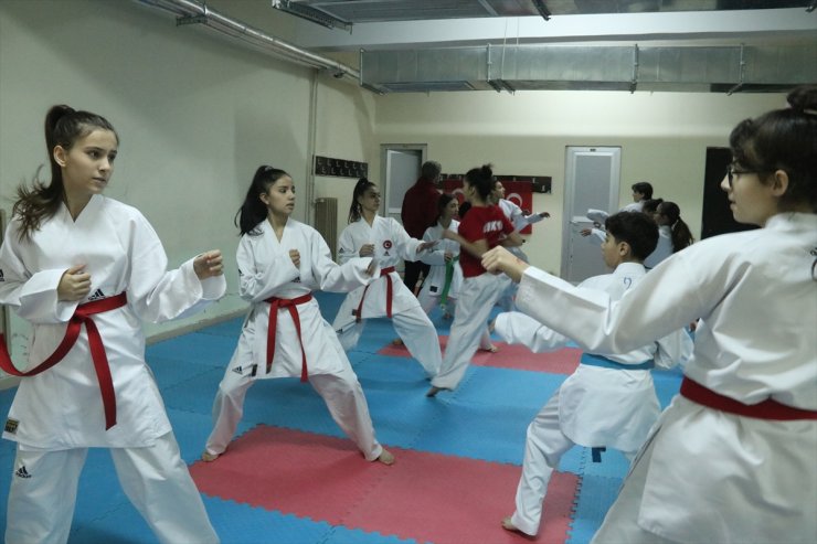 Uluslararası karate turnuvasında altın madalya kazanan Ezel'in hedefi milli takım