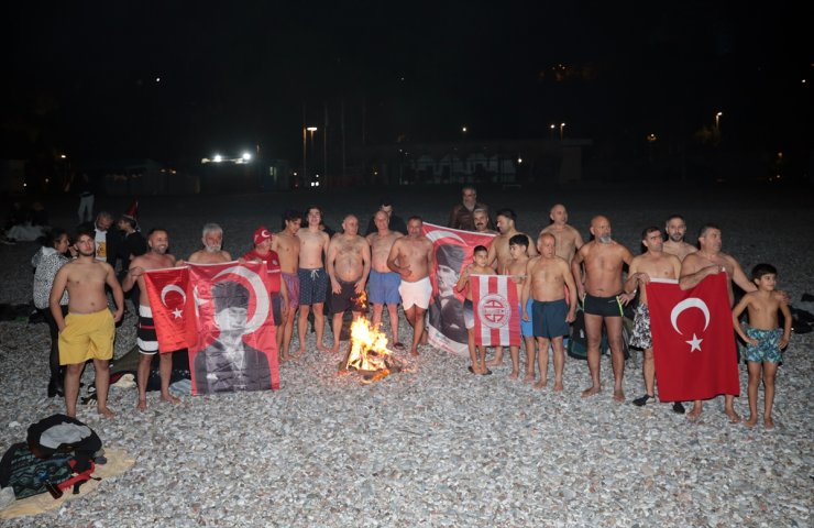 Antalya'da bazı vatandaşlar 2025'i denize girerek karşıladı