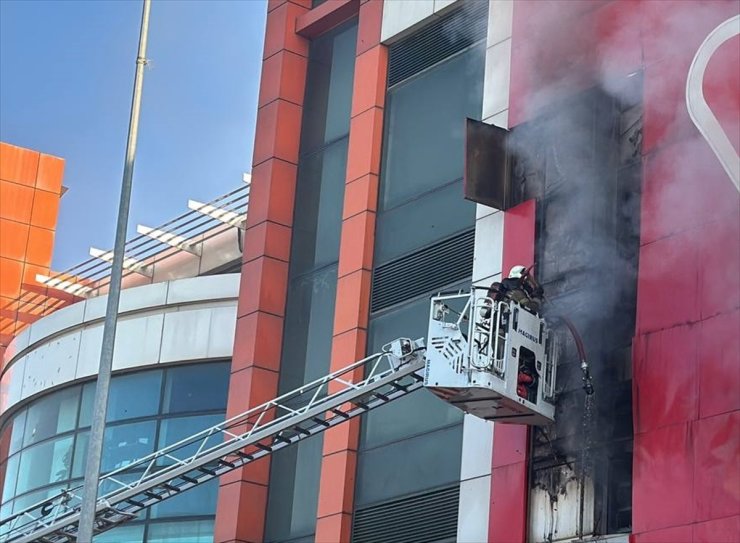 Çekmeköy‘de mobilya mağazasında çıkan yangın söndürüldü