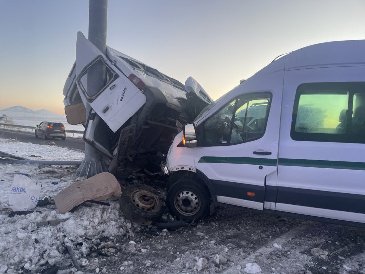 Kars'ta iki minibüs çarpıştı, yaralıların olduğu bildirildi