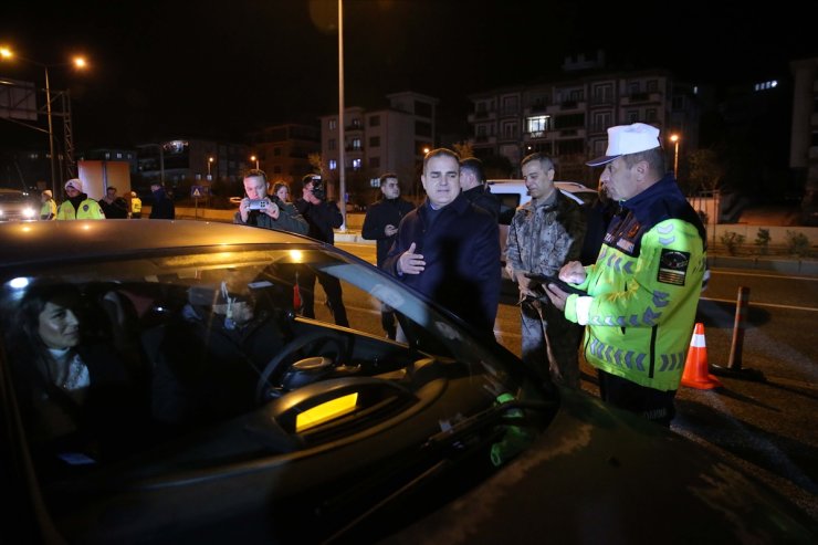 Muğla Valisi Akbıyık, uygulama noktalarında vatandaşların ve güvenlik kuvvetlerinin yeni yılını kutladı