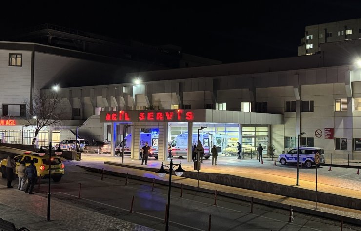 Samsun'da hastanenin acil servisinde bıçaklı saldırıya uğrayan kişi yaralandı