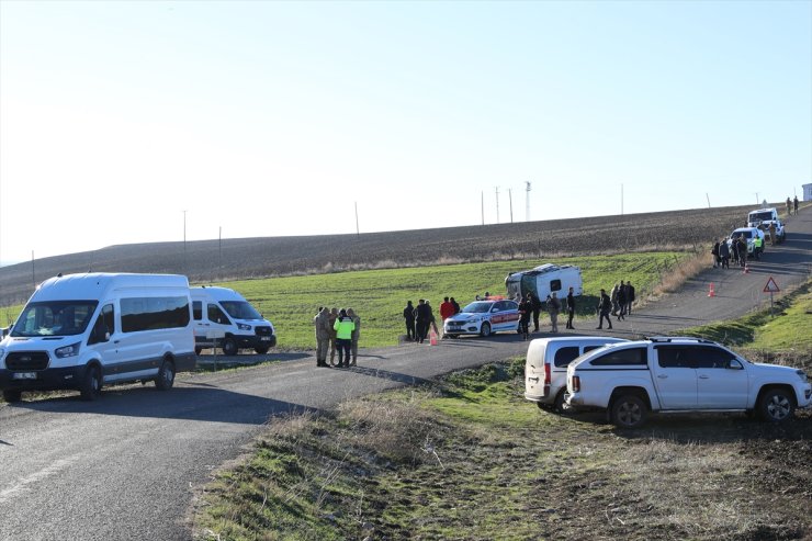 Diyarbakır'da servis minibüsünün devrilmesi sonucu 8'i öğrenci 9 kişi yaralandı