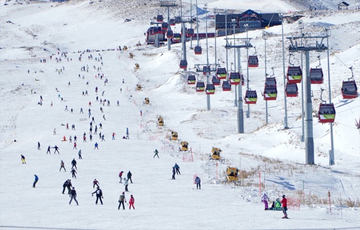 Erciyes Kayak Merkezi, yeni yılın ilk gününde 110 bin ziyaretçiyi ağırladı