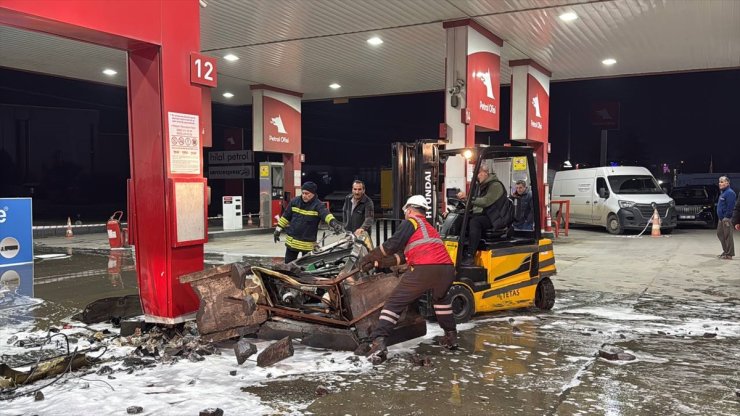 Kocaeli'de akaryakıt pompasına çarpan hafif ticari araçtaki 2 kişi yaralandı