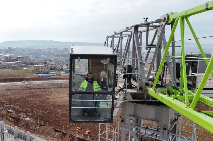 Metrelerce yüksekte çalışan kule vinç operatörleri inşaatlara hız kazandırıyor