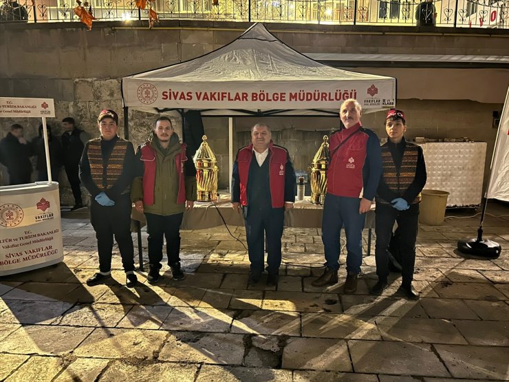 Sivas'ta Regaip Kandili dolayısıyla tarihi Ulu Cami'de vatandaşlara salep ikram edildi