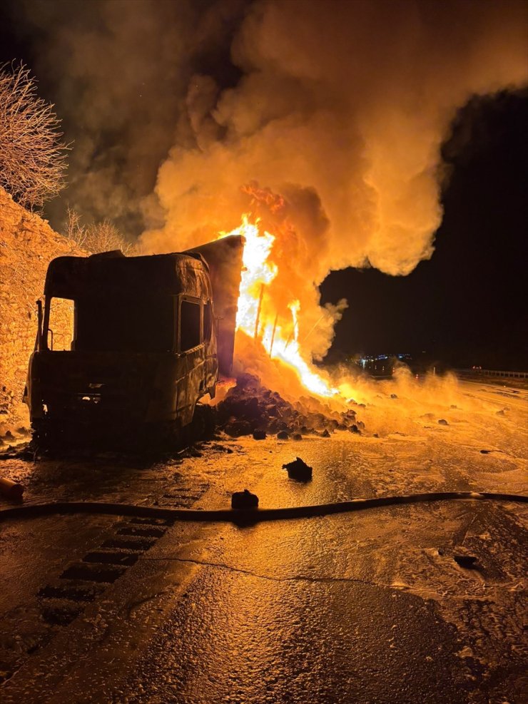 Adana'da seyir halindeyken alev alan tırda hasar oluştu