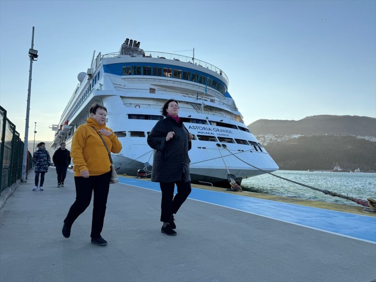 "Astoria Grande" kruvaziyeri Amasra'ya yılın ilk seferini yaptı