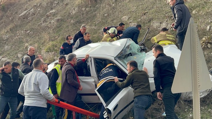 GÜNCELLEME - Balıkesir'de minibüs ile otomobilin çarpıştığı kazada 2 kişi öldü, 18 kişi yaralandı