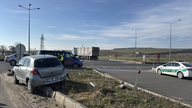 Edirne'de yolcu minibüsü ile otomobilin çarpıştığı kazada 2 kişi yaralandı