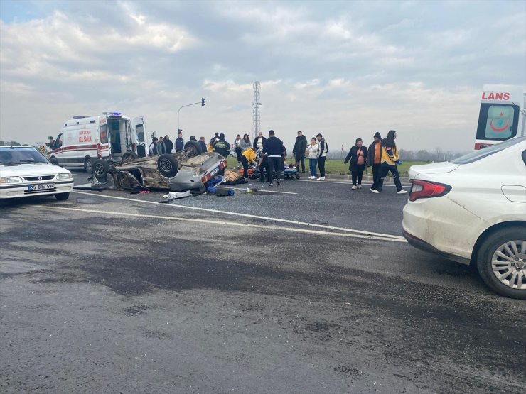 Manisa'da minibüse çarpıp devrilen otomobildeki 3 kişi yaralandı