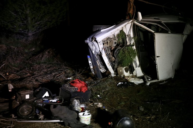 Muğla'da şarampole yuvarlanan otomobildeki 2 kişi yaralandı