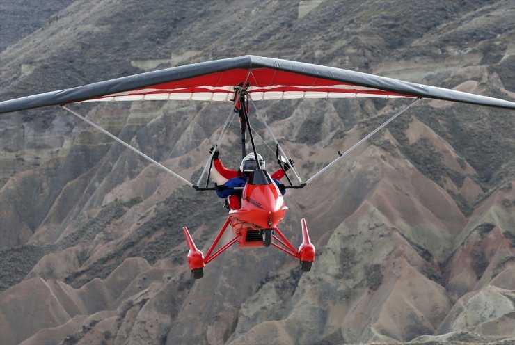 Turistler Kapadokya'yı "microlight" ile gökyüzünden keşfediyor