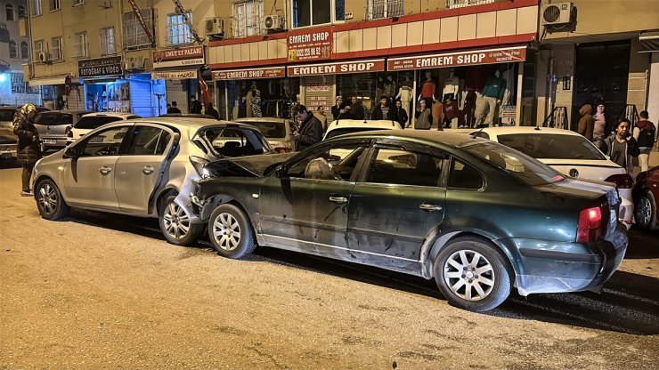 Adana'da bir otomobil park halindeki araçlara çarptı, 3 kişi yaralandı