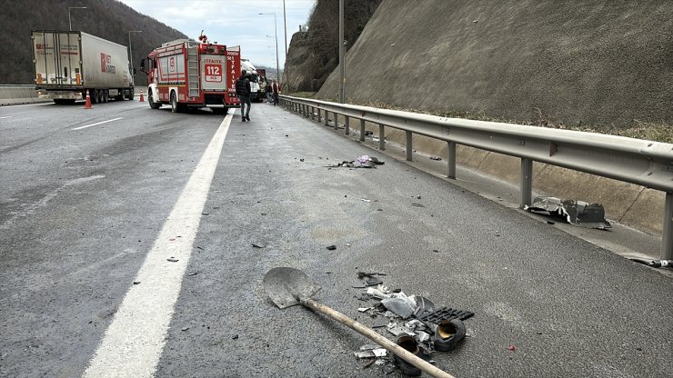 Anadolu Otoyolu'nun Düzce kesiminde kaza yapan kamyonun sürücüsü yaralandı