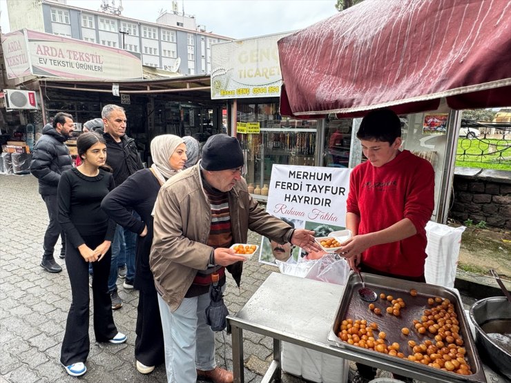 Aydın'da vatandaşlar, vefat eden Ferdi Tayfur için lokma dağıttı