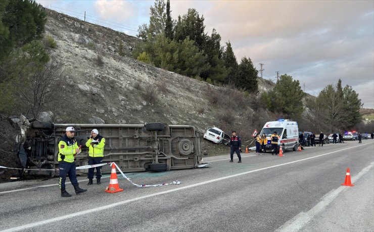 Balıkesir'de minibüsle otomobilin çarpıştığı kazada ölen 2 kişi defnedildi