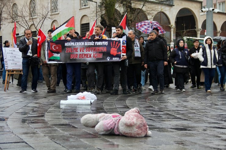 Bursa'da sağlık çalışanları ve hekimler Filistin'e destek için sessiz yürüdü