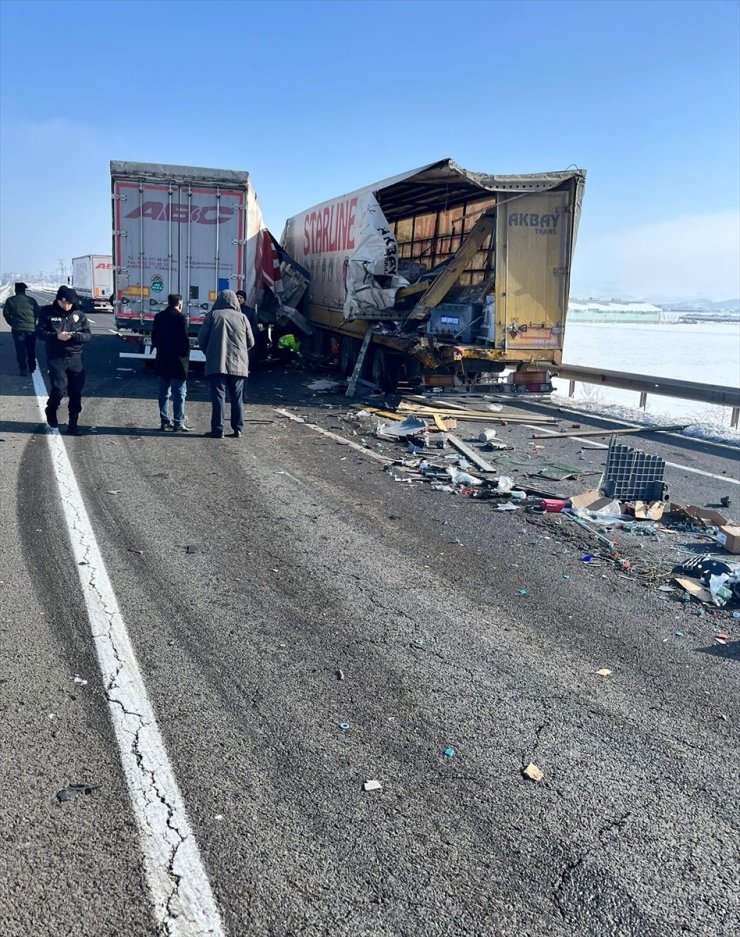 Erzurum'da 2 tırın karıştığı kazada 1 sürücü öldü