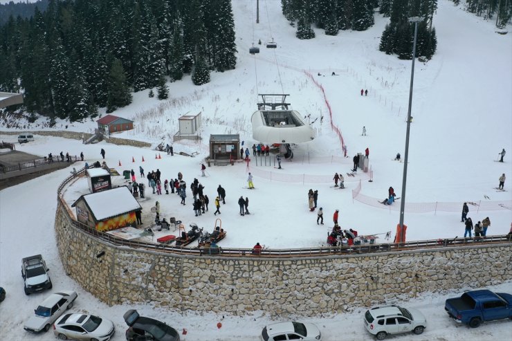 Ilgaz Dağı'ndaki Yurduntepe Kayak Merkezi'nde hafta sonu yoğunluğu