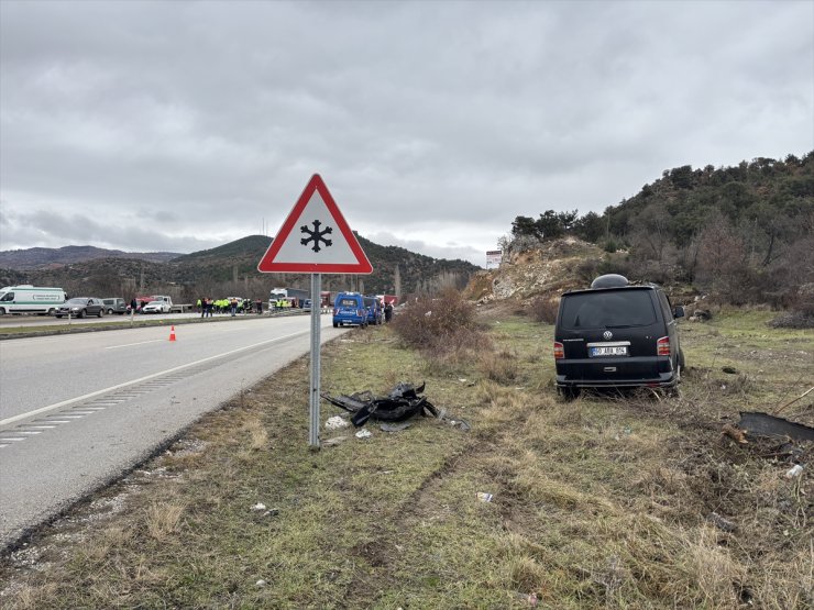 Çorum'da 4 aracın karıştığı trafik kazasında 2 kişi öldü, 5 kişi yaralandı