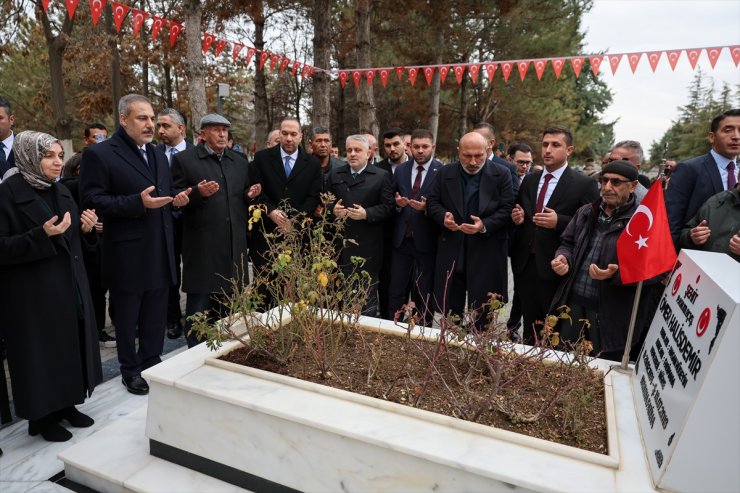 GÜNCELLEME - Dışişleri Bakanı Fidan, Niğde'de şehit Ömer Halisdemir'in babasıyla görüştü