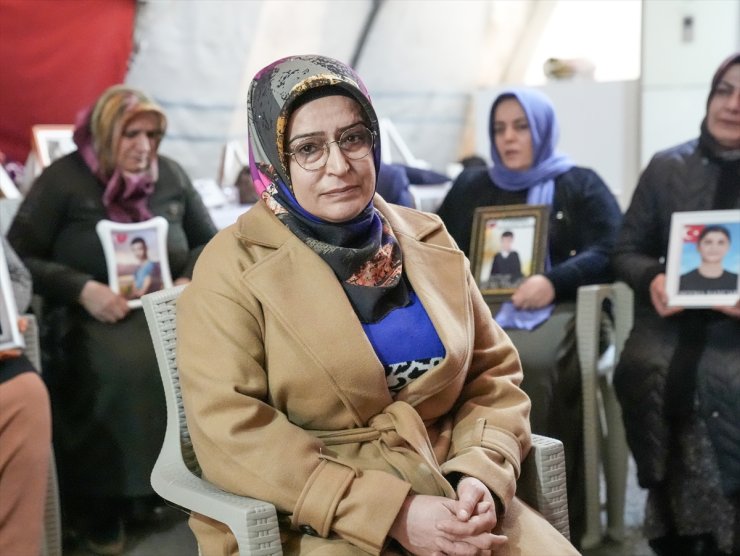 Evladına kavuşan anne sevincini oturma eylemini sürdüren ailelerle paylaştı