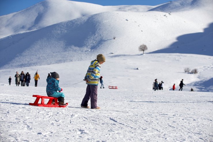 Hesarek Kayak Merkezi sezonu, yaklaşık 2 bin 500 kişiyi ağırlayarak açtı