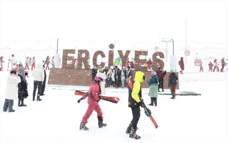 İç Anadolu'nun "zirvesi" Erciyes'te pistler kayakseverlerle doldu