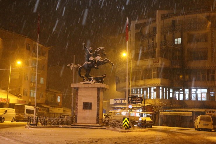 Malatya'nın Hekimhan ilçesinde kar yağışı etkili oldu