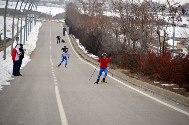 Muş'ta yeterli miktarda kar yağmayınca kayaklı koşu sporcuları asfaltta yarıştı