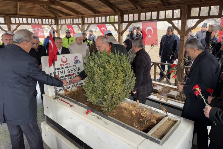 Şehit polis Fethi Sekin Elazığ'da kabri başında anıldı