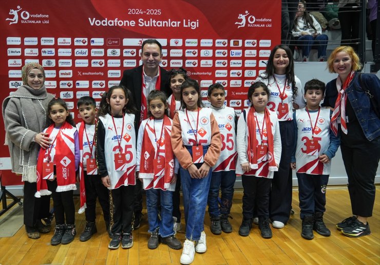 "Soğan torbalarından voleybol filesi" yapan çocuklar, İzmir'de maç izledi