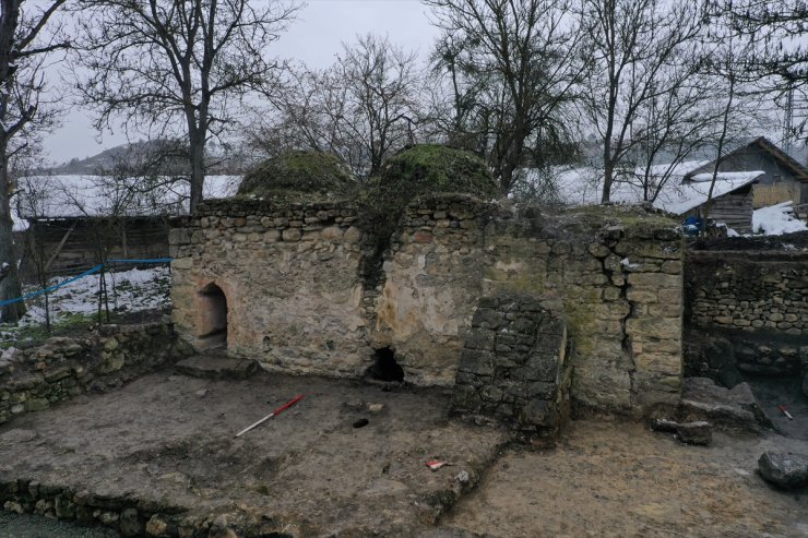 UNESCO Listesi'ndeki Mahmutbey Camisi'nin yanındaki hamamda kurtarma kazısı yapılıyor