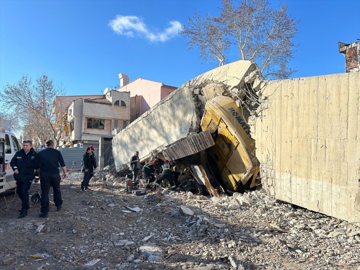 Uşak'ta bina yıkım sırasında iş makinesinin üzerine çöktü