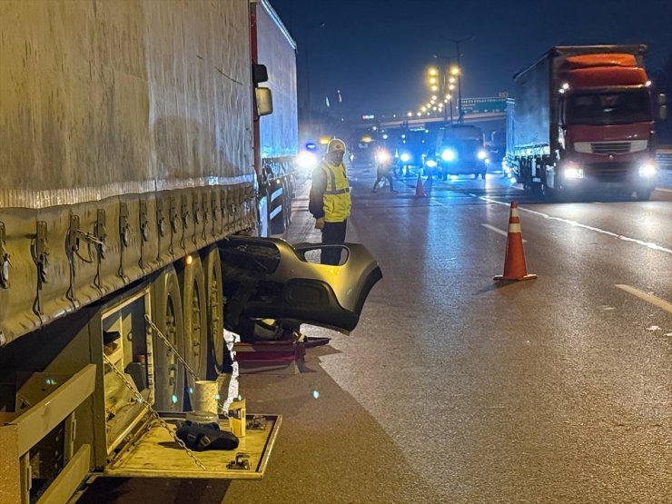 Anadolu Otoyolu'nda tıra çarpan otomobilin sürücüsü yaralandı