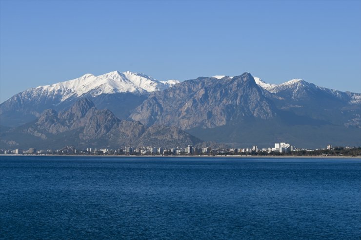 Antalya'da güneşli havayı fırsat bilenler sahillerde vakit geçirdi