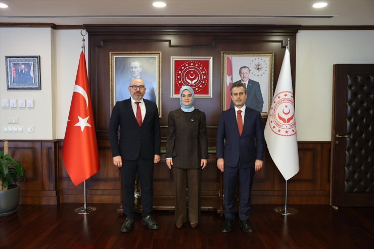 Bakan Göktaş, sanatçıların bağışladığı ödülü devlet korumasındaki çocuklar adına teslim aldı