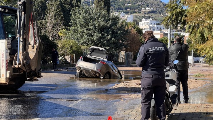 Bodrum'da içme suyu hattının patlamasıyla oluşan çukura düşen otomobil sürücüsü kurtarıldı