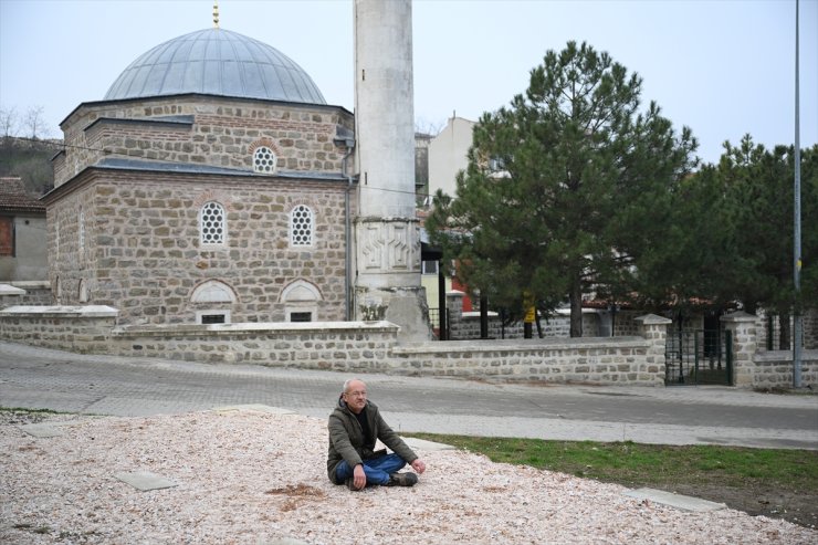 Edirne'de mahalle muhtarı hizmet binası inşa edilmesi talebiyle oturma eylemi yaptı