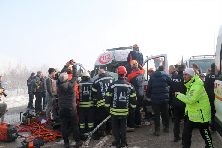 Erzurum'da ambulansların karıştığı iki kazada 6'sı sağlık çalışanı 8 kişi yaralandı