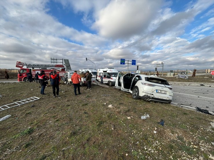 Kırklareli'nde otomobil ile kamyonetin çarpıştığı kazada 1 kişi öldü, 6 kişi yaralandı